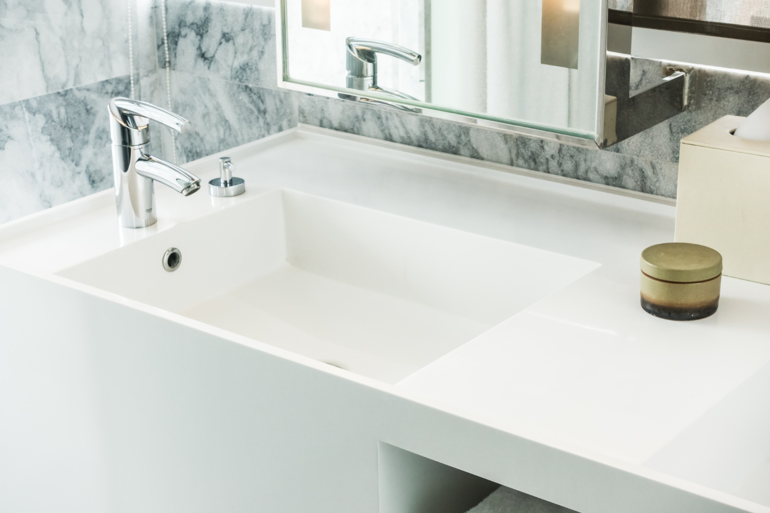 Natural Stone vs. Composite: Which Is More Resistant to Water Damage in the Bathroom | Quartz Supply
